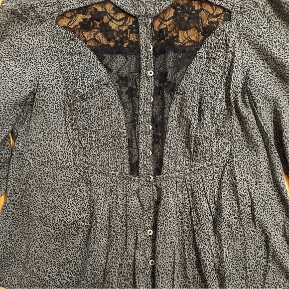 Free People 3/4 Sleeve Blouse Gray Leopard Print Lace Button Front Boho Sz 6 Med - Picture 2 of 8